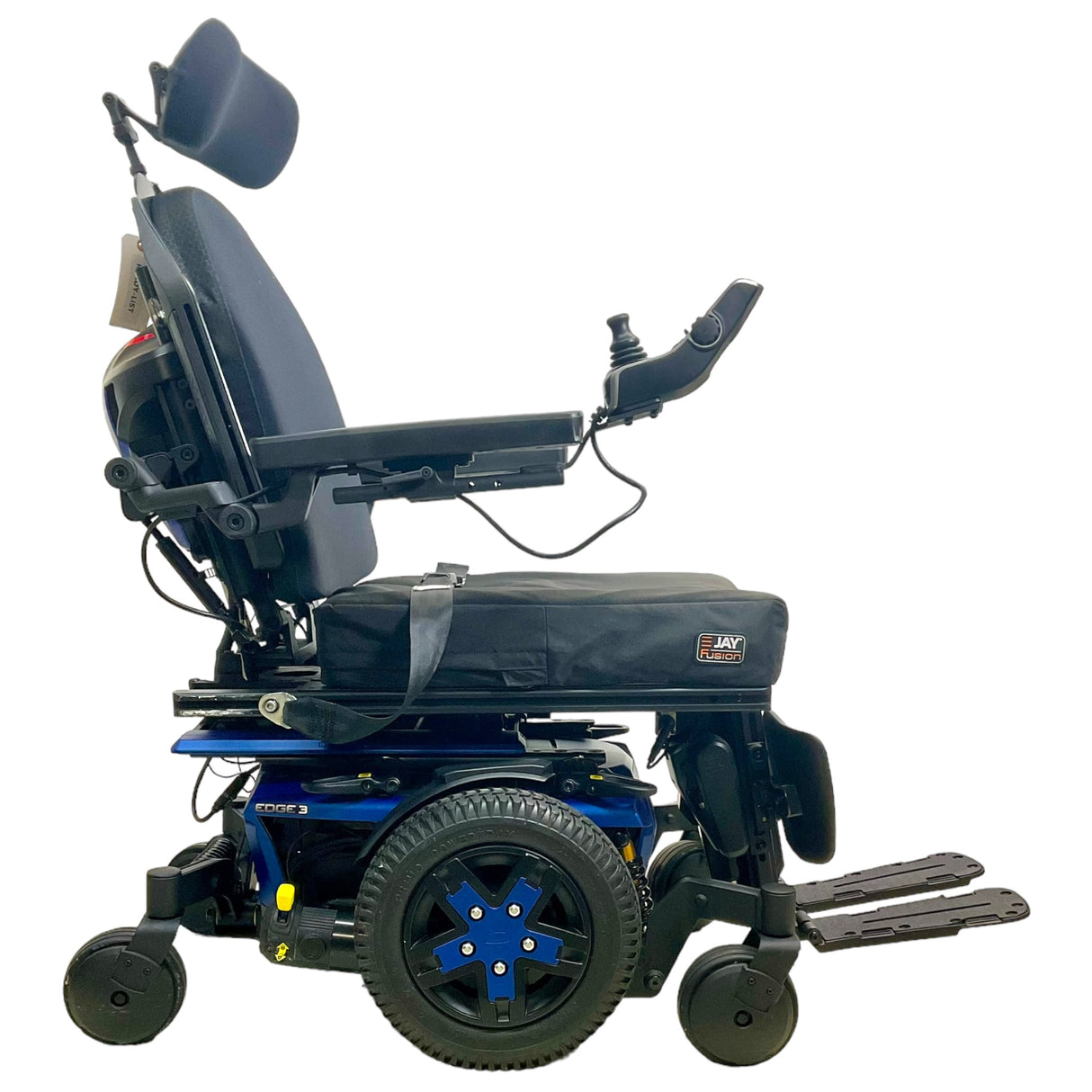 Right profile view of Pride Quantum Q6 Edge 3 power chair