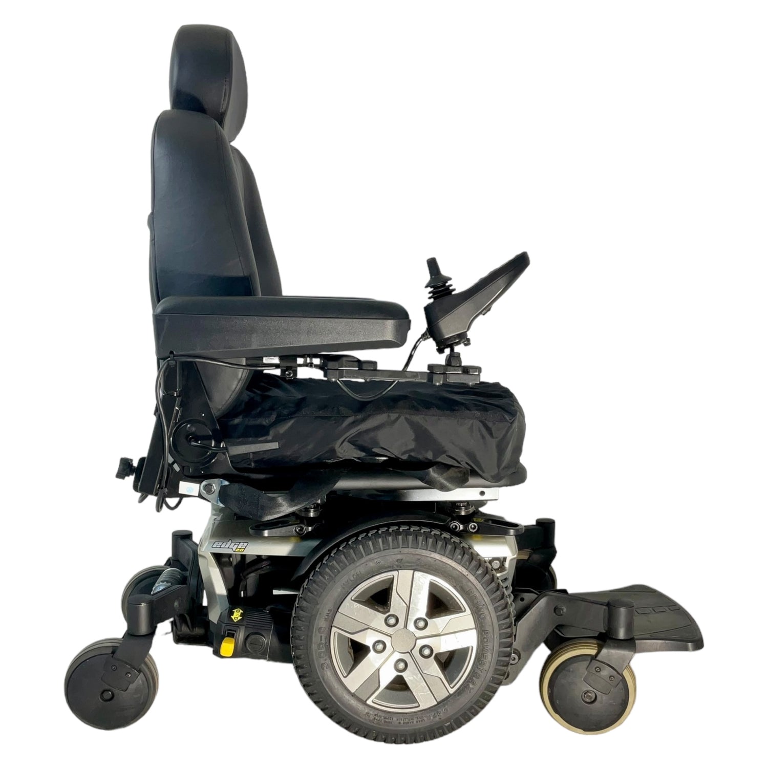 Right profile view of Pride Quantum Q6 Edge 2.0 power chair